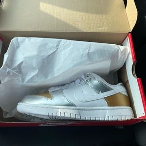 Nike Wmns Dunk Low SE Sneaker in Silver Gold Metallic Size 7.5. Brand New!!!